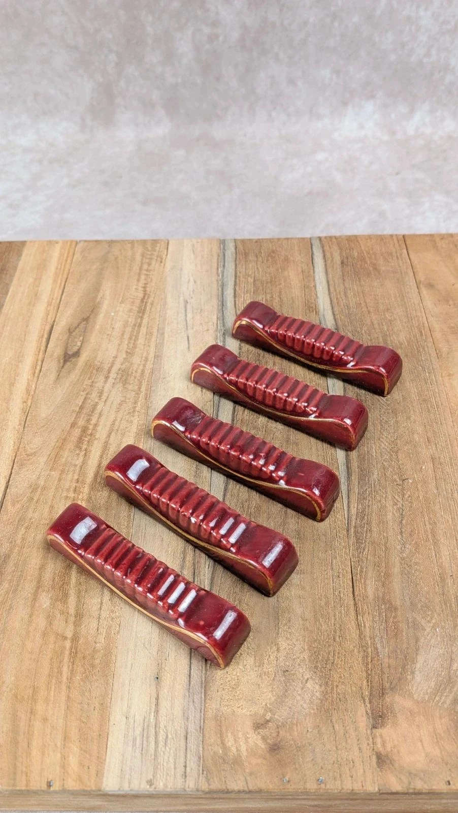 Lot de 5 porte-couteaux vintage Art Déco en céramique rouge bordeaux